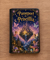 Housse de passeport personnalisée fermée face avant – design monde féérique château enchanté simili cuir – prénom Priscillia