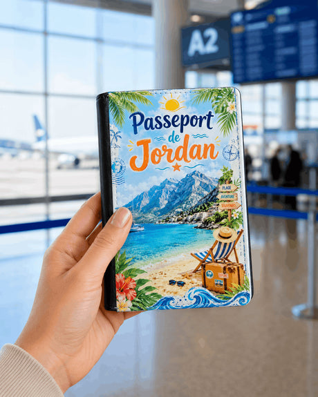 Housse de passeport personnalisée tenue en main à l'aéroport – design vacances plage montagne – prénom Jordan