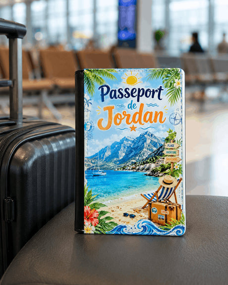 Housse de passeport personnalisée posée sur une valise en salle d'embarquement – design vacances – prénom Jordan