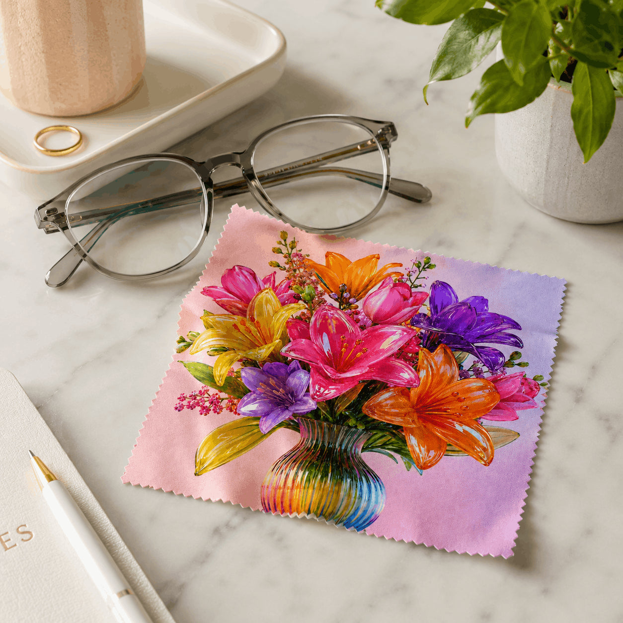 Lingette lunette bouquet de lys multicolore posée sur un bureau avec lunettes