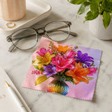 Lingette lunette bouquet de lys multicolore posée sur un bureau avec lunettes