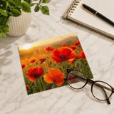 Lingette coquelicots posée avec des lunettes de vue sur bureau