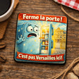 Magnet Frigo Humoristique “Ferme la porte ! C’est pas Versailles ici !” – Bois 6x6 cm Sublimation Store
