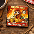 Magnet Frigo Humoristique “En détresse… M’approchez pas !” – Bois 6x6 cm Ultra Brillant Sublimation Store