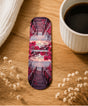 Marque-page magnetique decoratif pose sur table en bois avec cafe