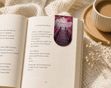 Marque-page magnetique utilise dans un livre avec tasse de cafe