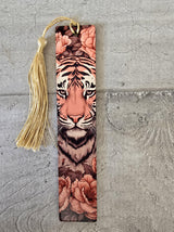 Marque-Page Tigre & Fleurs – Fibre de Bois – Sublimation & Pompon Couleur Aléatoire (15×3 cm)