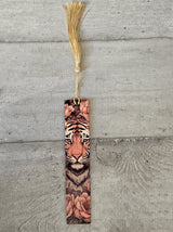 Marque-Page Tigre & Fleurs – Fibre de Bois – Sublimation & Pompon Couleur Aléatoire (15×3 cm)