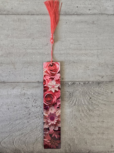 Marque-Page Fleurs Roses – Fibre de Bois – Sublimation & Pompon Couleur Aléatoire (15×3 cm)