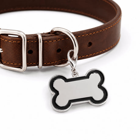 Médaille chien en zamak forme os contour noir accrochée à un collier en cuir marron