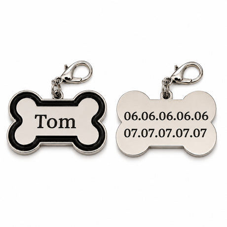 Médaille chien os recto prénom Tom et verso deux numéros de téléphone gravés sur fond blanc