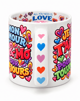 Mug amour vue de dos avec l’anse décorée de cinq cœurs de couleurs et les messages Je t’aime, Toi et Moi