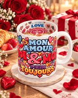 Mug blanc Mon amour Toi et Moi pour toujours avec café mousseux, posé sur un set marbré, roses rouges et croissant autour