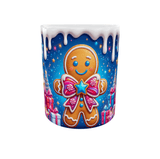 Mug de Noël bonhomme pain d'épices au nœud rose et étoile bleue vu de face, effet glaçage blanc coulant sur fond bleu nuit