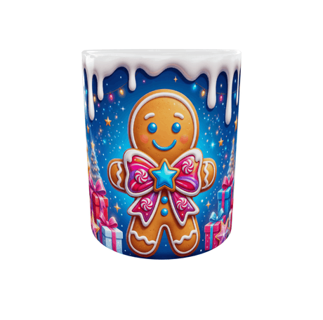 Mug de Noël bonhomme pain d'épices au nœud rose et étoile bleue vu de face, effet glaçage blanc coulant sur fond bleu nuit