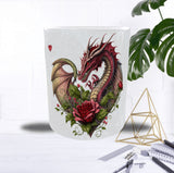 Mug Saint-Valentin Fantastique Dragon Cœur avec illustration de dragon romantique et roses rouges, vue de face.