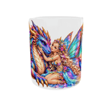 Vue de face du mug : fée aux ailes de papillon qui caresse le museau d’un dragon aux écailles arc-en-ciel et aux cornes dorées