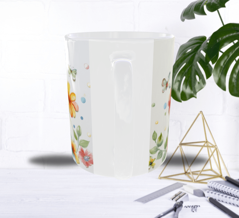 Mug Éléphanteau Joyeux – Petit Éléphant Gambadant parmi Fleurs et Papillons