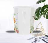 Mug Éléphanteau Joyeux – Petit Éléphant Gambadant parmi Fleurs et Papillons