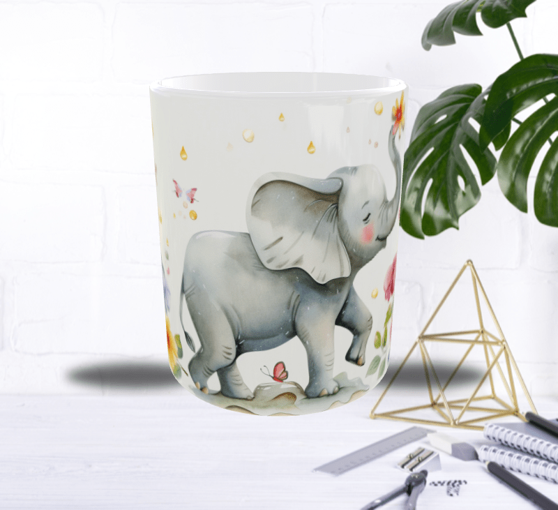 Mug Éléphanteau Joyeux – Petit Éléphant Gambadant parmi Fleurs et Papillons