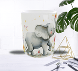 Mug Éléphanteau Joyeux – Petit Éléphant Gambadant parmi Fleurs et Papillons