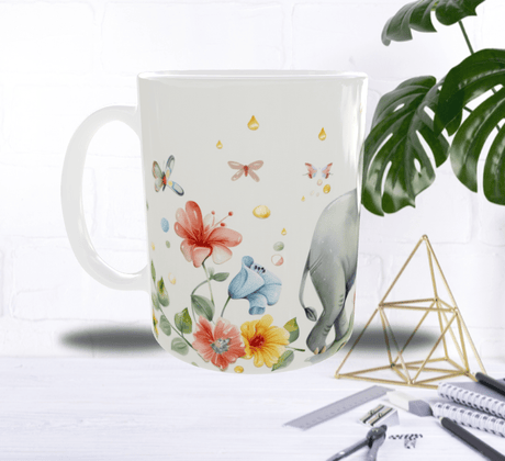 Mug Éléphanteau Joyeux – Petit Éléphant Gambadant parmi Fleurs et Papillons