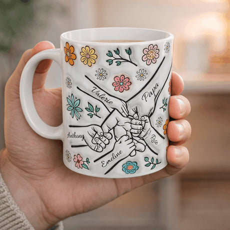 mug famille personnalise tenu en main cadeau parent avec prenoms
