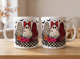 Deux mugs Halloween fantômes léopard, nœud rouge, fleurs et damier rétro posés sur une table en bois, vue recto verso