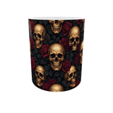 Mug gothique crânes et roses vu de face, motif imprimé sur tout le tour de la céramique, intérieur blanc