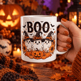 Mug Halloween BOO tenu en main dans décor automnal
