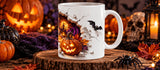Mug Halloween chat noir sorcière posé sur une rondelle de bois, entouré de citrouilles, d’un crâne et d’une lanterne