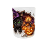 Mug Halloween, vue de face : chaton noir aux yeux verts sous un chapeau de sorcière, citrouilles et château hanté