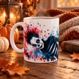 Mug Halloween clown sombre en aquarelle posé sur une table en bois avec citrouilles, bougies, plaid et vieux livre