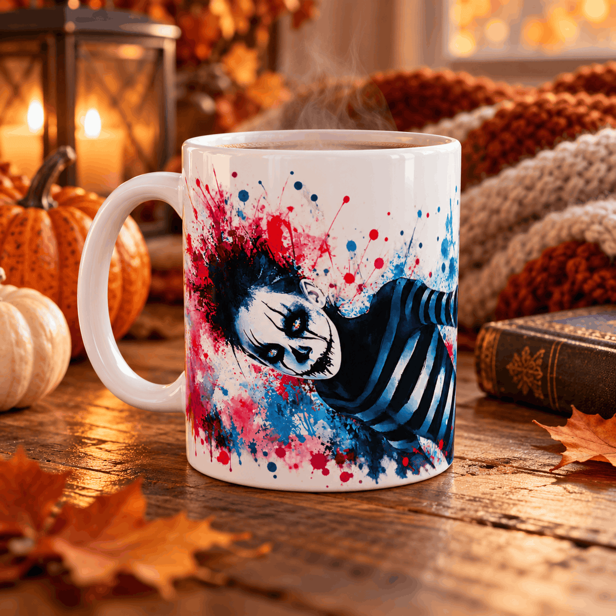 Mug Halloween clown sombre en aquarelle posé sur une table en bois avec citrouilles, bougies, plaid et vieux livre