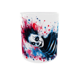 Vue de face du mug Halloween gothique : visage pâle du clown sombre et pull rayé dans des éclaboussures d’aquarelle