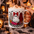Main tenant le mug fantômes léopard nœud rouge rempli de chocolat chaud, décor d'Halloween avec toiles d'araignée et bougies