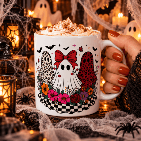 Main tenant le mug fantômes léopard nœud rouge rempli de chocolat chaud, décor d'Halloween avec toiles d'araignée et bougies