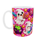Mug Halloween kawaii vue anse à gauche : fantômes rieurs avec sucette et bonbon, chaudron de potion verte et étoiles dorées sur fond rose