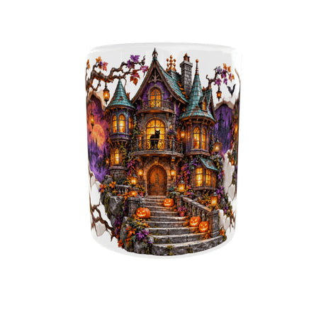 Mug Halloween, vue de face : maison de sorcière aux toits turquoise, chat noir sur le balcon et escalier de citrouilles
