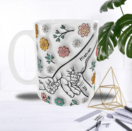 Mug Personnalisé “Main dans la Main” – Texte (Maman/Papa…) & 2 Prénoms au Choix – Sublimation Fleurie