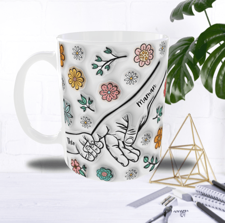 Mug Personnalisé “Main dans la Main” – Texte (Maman/Papa…) & Prénom au Choix – Sublimation Fleurie
