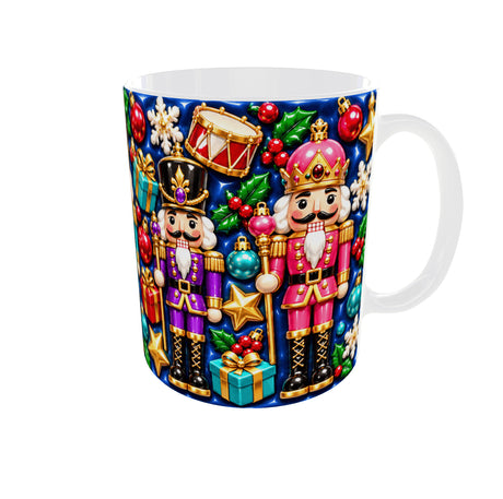Mug de Noël casse-noisettes violet et rose avec couronne, tambour et cadeaux, vue anse à droite