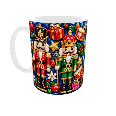 Mug de Noël casse-noisettes rouge et vert, effet 3D gonflé sur fond bleu roi, vue anse à gauche