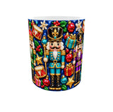 Mug de Noël avec casse-noisette turquoise au shako noir, entouré de soldats vert et violet