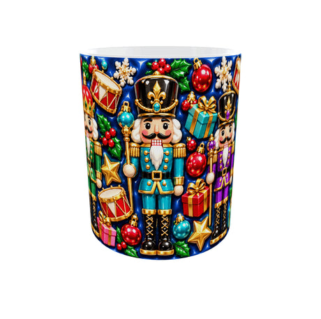 Mug de Noël avec casse-noisette turquoise au shako noir, entouré de soldats vert et violet