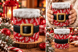 Trois mises en situation du mug costume du Père Noël : sur rondin de bois, tenu à deux mains et sur table de Noël