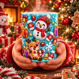 Deux mains en pull de Noël tenant le mug kawaii renne et bonhomme de neige, devant un sapin illuminé et des pains d’épice