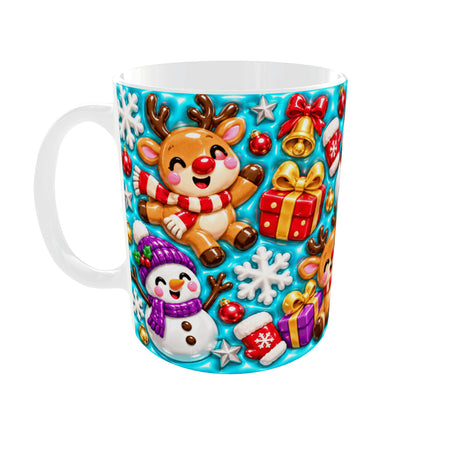Mug de Noël kawaii vue anse à gauche : renne au nez rouge et à l’écharpe rayée, bonhomme de neige au bonnet violet, cadeaux et clochettes sur fond turquoise