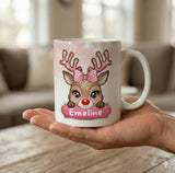 mug noel personnalise prenom renne kawaii tenu en main cadeau hiver