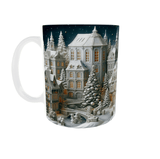 Mug de Noël village enneigé vu côté anse gauche : sapin décoré, petit pont de pierre, personnages et maisons de porcelaine en relief